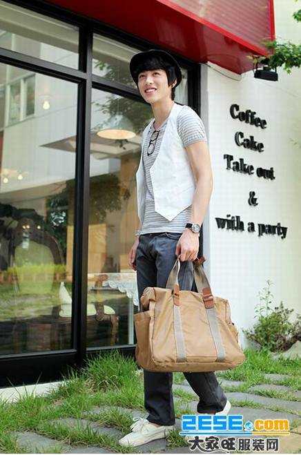 夏天流行男士服装搭配 - a2e5e1 - a2e5e1的博客 夏天流行男士服装搭配 T恤+马甲+板鞋+手提包