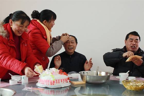 郭丽波作品选之陶醉花丛中 图片