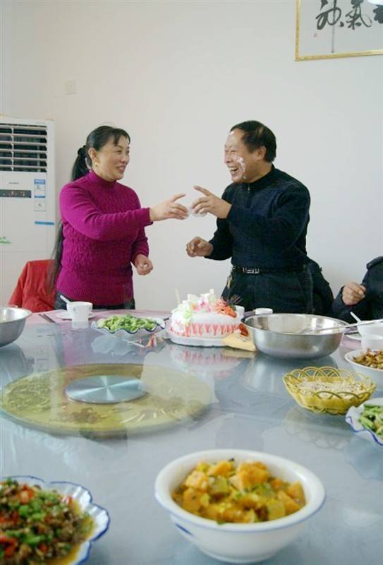 郭丽波作品选之陶醉花丛中 图片