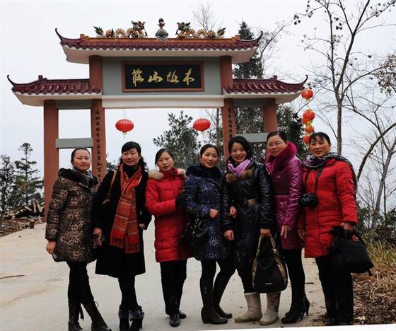 郭丽波作品选之陶醉花丛中 图片