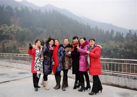 郭丽波作品选之陶醉花丛中 图片