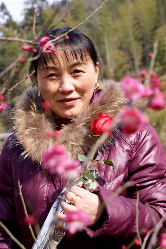 郭丽波作品选之陶醉花丛中 图片