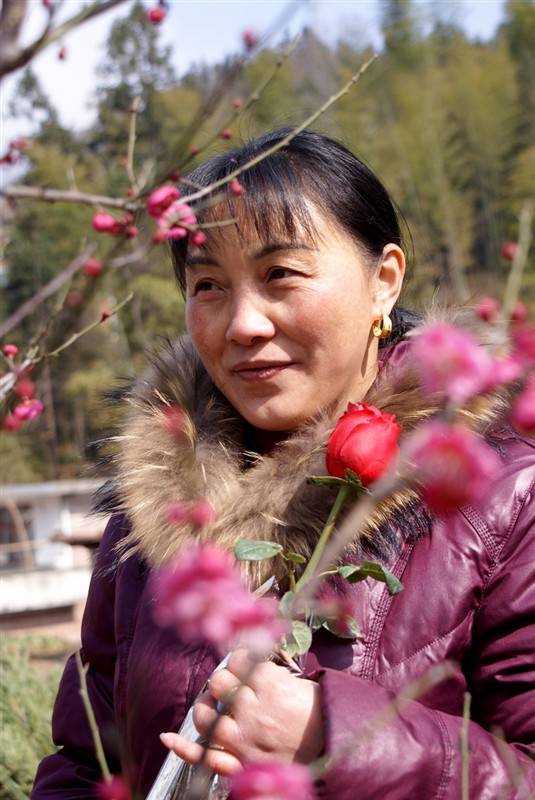 郭丽波作品选之陶醉花丛中 图片