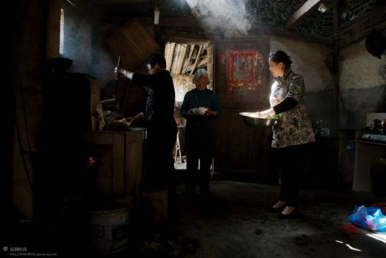 邓建平作品选之妈妈在老家 图片