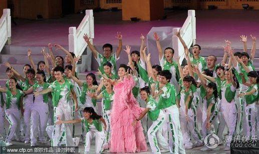 宋祖英穿粉红长裙大方优雅