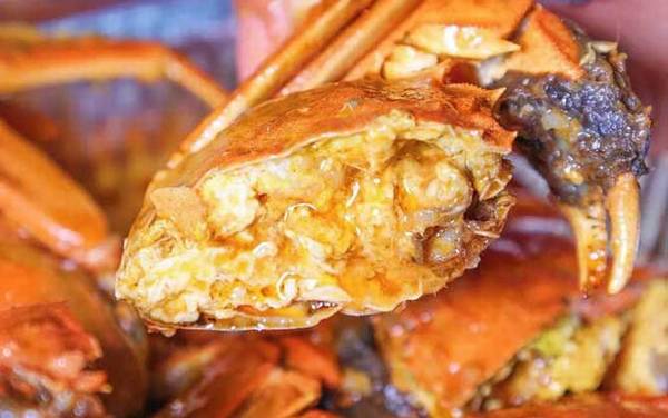 第一个吃螃蟹的人是什么意思?