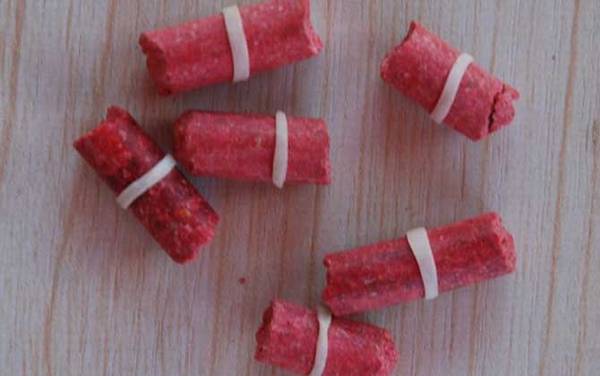 带皮筋的红虫饵颗粒怎么用?