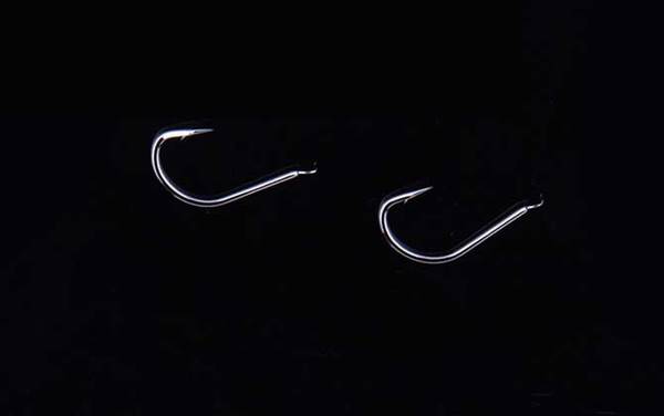 丸世钩和伊豆钩大小对比,都是“歪嘴钩”,伊豆钩比丸世钩略大!