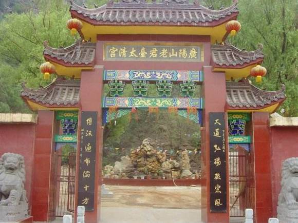 �ӱ�ɳ�Ӷɿڴ���׼���̨��һ��ɽ����ɽ