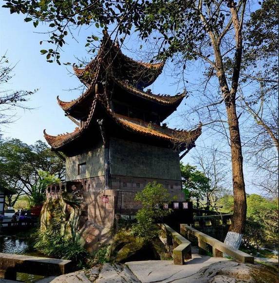 七檐楼阁今称“正殿”,宋称“大像阁”,亦称“大雄宝殿”。 潼南大佛寺的传说