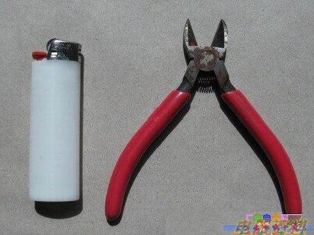 一个打火机和一把钳子