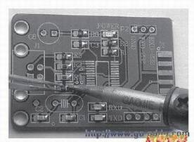 对管脚少的元件进行固定焊接