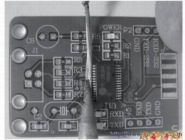 用自制的吸锡带吸去芯片管脚上多余的焊锡