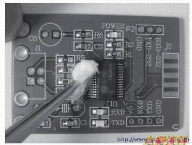 用酒精清除掉焊接时所残留的松香