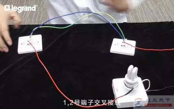 一例双控开关的接线实物图,附详细接线步骤