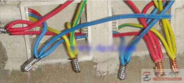 四联双控与双联双控怎么接线,附双控开关的实物接线图