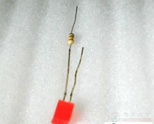 节能灯关闭后一闪一闪的是什么原因