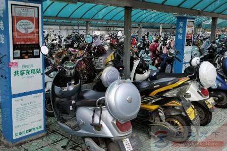 电动车充一天一夜电池会充坏?