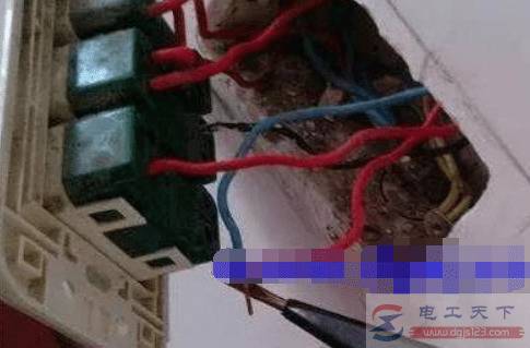 插座二个插孔均带电什么原因