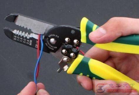 剥线钳松紧怎么调整,剥线钳的具体操作方法