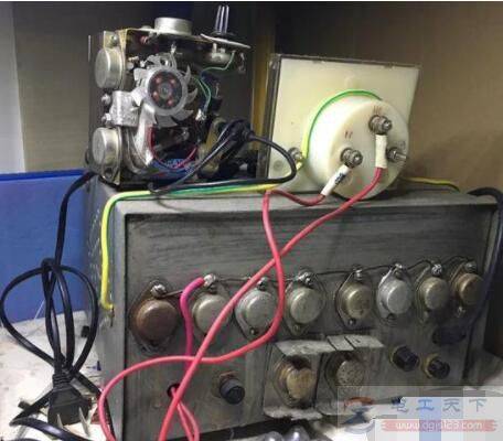 一例老式电源逆变器的工作原理图