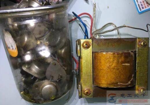 一例老式电源逆变器的工作原理图