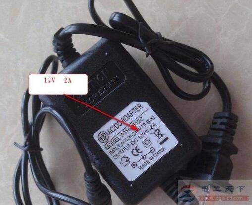 显示器电源适配器12V2A能用12V5A替代?