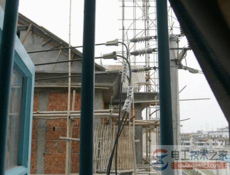 雨天高压电线的电会不会短路