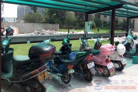 电动车“天天充”和“隔天充”,哪个更伤电池?