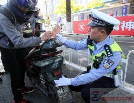 电动车上牌与戴头盔等安全注意事项