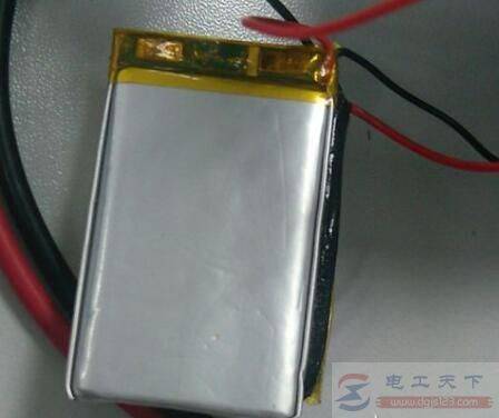 如何将数字万用表9V电池改装3.7V锂电的充电电池