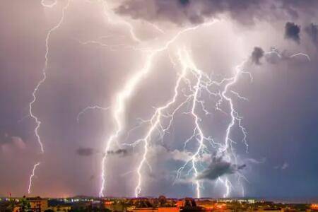 雷电是静电还是放电,雷电对地放电过程详解