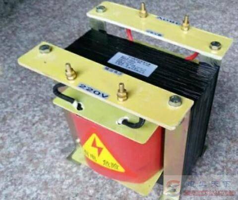 220V灯泡能接在380V三相火线上吗?