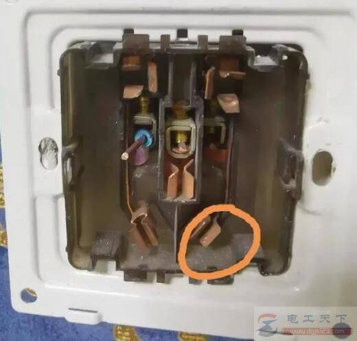 电视机旁插座插头插入后呲呲响怎么办?