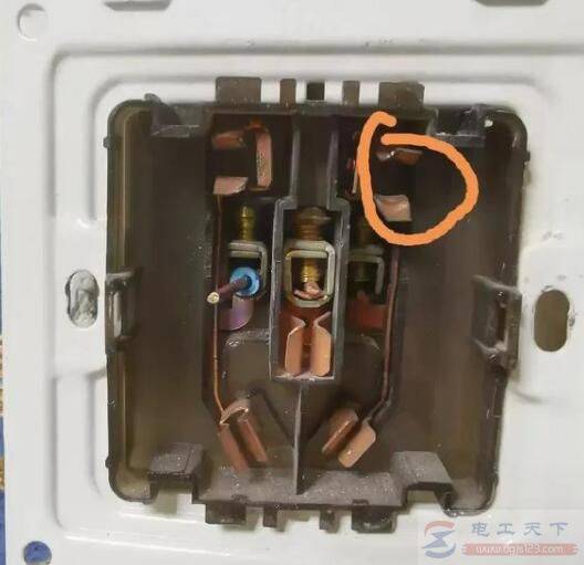 电视机旁插座插头插入后呲呲响怎么办?