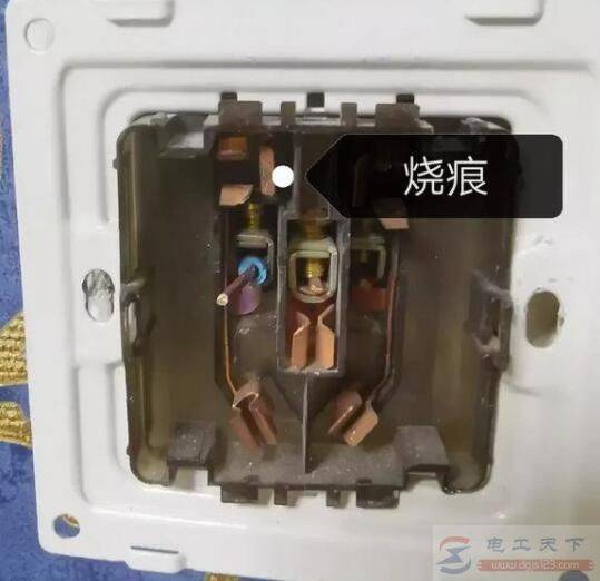 电视机旁插座插头插入后呲呲响怎么办?