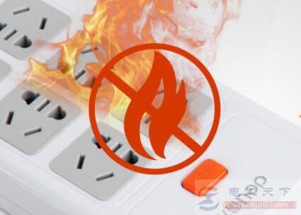 电脑主机插头插入插座冒火花是什么原因
