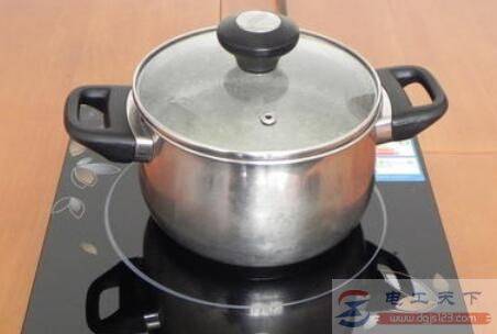 电磁炉一插电源就跳闸是怎么回事?