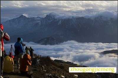 梦见在山顶上俯瞰云海